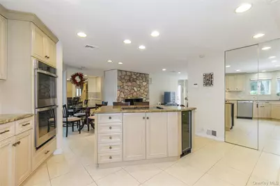 7 Robbins Lane, Great Neck, NY 11020 - Photo 9