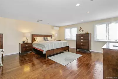 7 Robbins Lane, Great Neck, NY 11020 - Photo 17