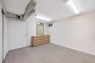 7 Robbins Ln, Great Neck, NY 11020 - Photo 29