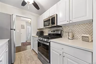 667 Pelham Rd. Road #B5, New Rochelle, NY 10805 - Photo 11