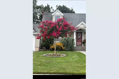 681 N Clinton Avenue, Lindenhurst, NY 11757 - Photo 25