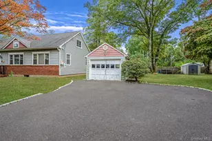 34 Rose Ct, Smithtown, NY 11787 - Photo 3