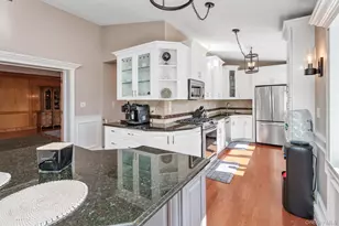 117 Middlesex Ave, Oakdale, NY 11769 - Photo 9