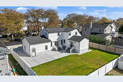 219 Granada Parkway, Lindenhurst, NY 11757 - Photo 27