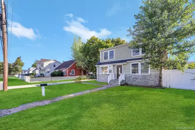 259 35th Street, Lindenhurst, NY 11757 - Photo 3