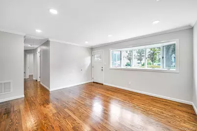 1039 Joselson Avenue, Bay Shore, NY 11706 - Photo 5