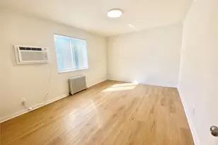 264-15 Langston Ave, Glen Oaks, NY 11004 - Photo 17