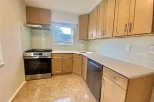 264-15 Langston Ave, Glen Oaks, NY 11004 - Photo 3