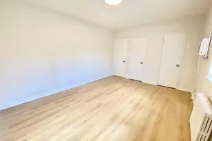 264-15 Langston Ave, Glen Oaks, NY 11004 - Photo 19