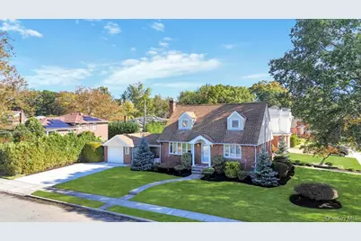 2 Ash Place, New Hyde Park, NY 11040 - Photo 3