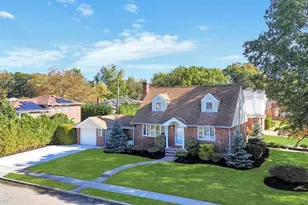 2 Ash Pl, New Hyde Park, NY 11040 - Photo 3