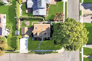 2 Ash Pl, New Hyde Park, NY 11040 - Photo 7