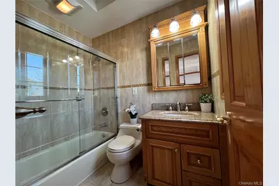 7611 270th Street, New Hyde Park, NY 11040 - Photo 17