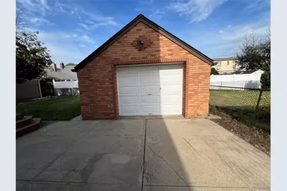 7611 270th Street, New Hyde Park, NY 11040 - Photo 11