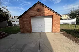 76-11 270th St, New Hyde Park, NY 11040 - Photo 11