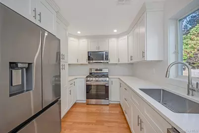 985 Douglas Avenue, Wantagh, NY 11793 - Photo 17