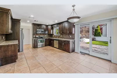 2 Max Way, Commack, NY 11725 - Photo 7