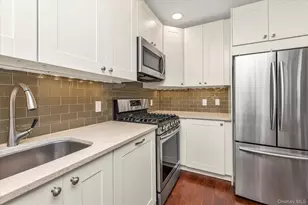 7 Edwards, Roslyn Heights, NY 11577 - Photo 9