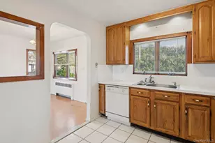 17 Whitman Ave, Syosset, NY 11791 - Photo 7