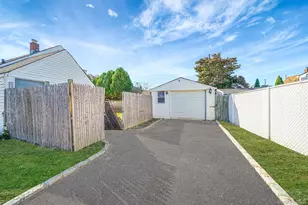 36 Bowling Ln, Levittown, NY 11756 - Photo 3