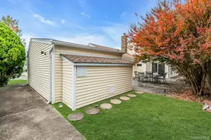 4 Greenway Dr, Syosset, NY 11791 - Photo 17