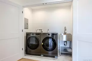 121 Dean St, Hicksville, NY 11801 - Photo 17