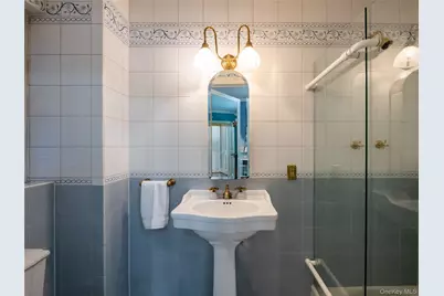 1054 Plandome Road, Manhasset, NY 11030 - Photo 33