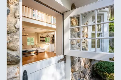 1054 Plandome Road, Manhasset, NY 11030 - Photo 31