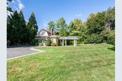 1054 Plandome Road, Manhasset, NY 11030 - Photo 35