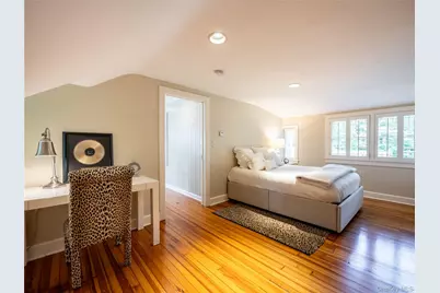 1054 Plandome Road, Manhasset, NY 11030 - Photo 17