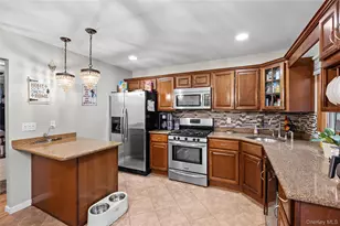 9 Riviera Pkwy, Lindenhurst, NY 11757 - Photo 5