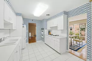 18 Dunhill Rd, Manhasset Hills, NY 11040 - Photo 7