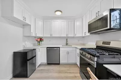 8 Welwyn Road #3F, Great Neck, NY 11021 - Photo 7