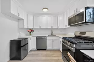 8 Welwyn Rd, Great Neck, NY 11021 - Photo 7