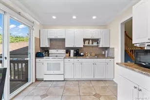 21 Eleanor Rd, Plainview, NY 11803 - Photo 11