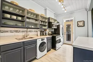 68-15 64th Pl, Ridgewood, NY 11385 - Photo 3