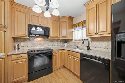 15 Santam Court, Bay Shore, NY 11706 - Photo 11