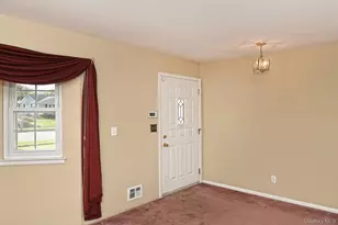 185 S Plaisted Ave, Smithtown, NY 11788 - Photo 5