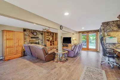 9 Dean Court, Commack, NY 11725 - Photo 25