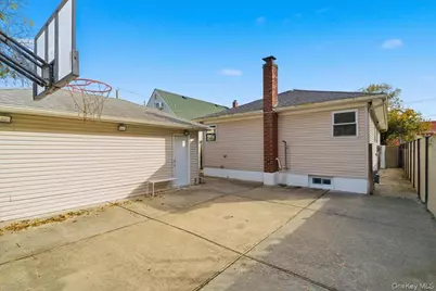 1040 Brookside Avenue, Uniondale, NY 11553 - Photo 3