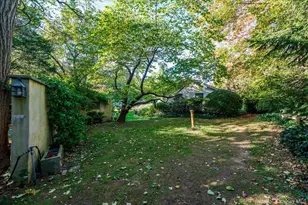 27 Cold Spring Hills Rd, Huntington, NY 11743 - Photo 37