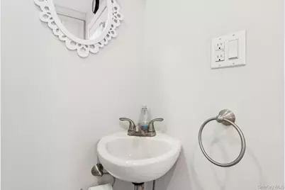 257 Bryant Avenue, Floral Park, NY 11001 - Photo 11