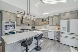 25 Harbor Ct, Copiague, NY 11726 - Photo 13