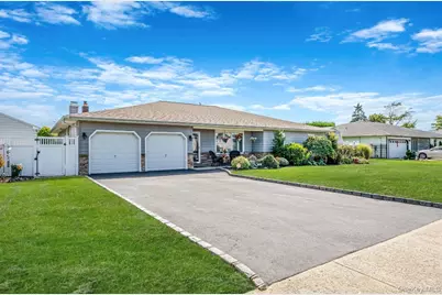 25 Harbor Court, Copiague, NY 11726 - Photo 3