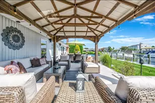 25 Harbor Ct, Copiague, NY 11726 - Photo 25