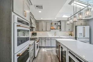 25 Harbor Ct, Copiague, NY 11726 - Photo 11