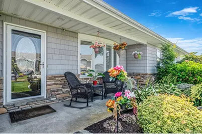 25 Harbor Court, Copiague, NY 11726 - Photo 5