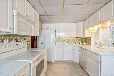 697 N Fulton Avenue, Lindenhurst, NY 11757 - Photo 13