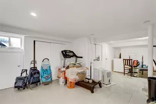 6 Walnut Pl, Great Neck, NY 11021 - Photo 17