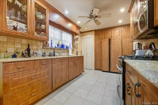 101 W Elder Ave, Floral Park, NY 11001 - Photo 17